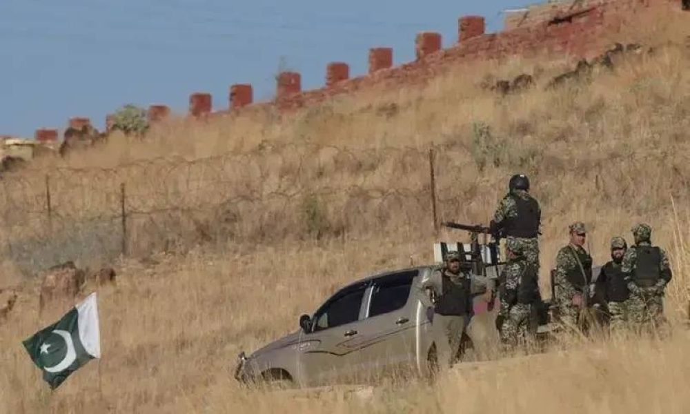 مقتل 15 شخصًا و12 إرهابيًا بهجوم على نقطة تفتيش في باكستان