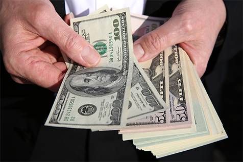 النفط ينخفض لأدنى مستوى في أكثر من أسبوع مع استمرار التفاؤل بشأن الهدنة بين واشنطن وطهران