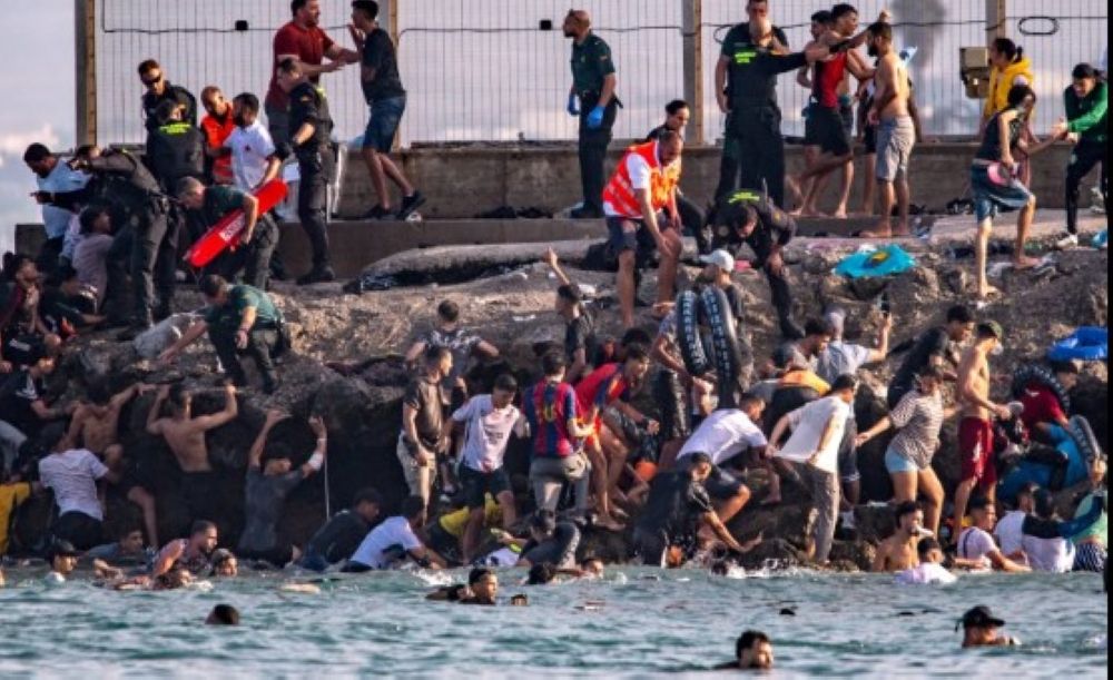 الداخلية الإسبانية: 37500 مهاجر عادوا من سبتة إلى المغرب