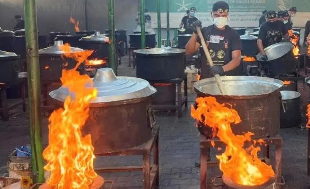 أخبار من السعودية.. ضمن الحملة الشعبية.. السعودية تقدم 25 ألف وجبة لأهالي غزة