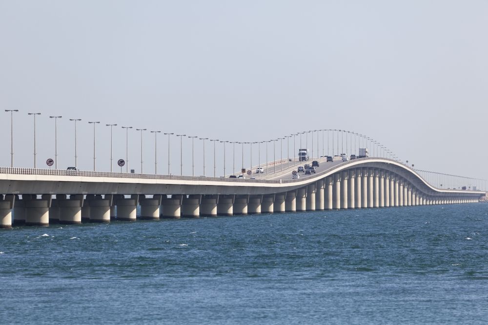 65 ألف شحنة تجارية تعبر جسر الملك فهد بنظام الترانزيت