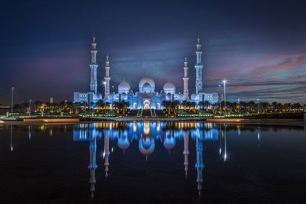 "مركز جامع الشيخ زايد الكبير" يقدم تجربة بصرية تحاكي مراحل القمر مع غرة كل شهر هجري