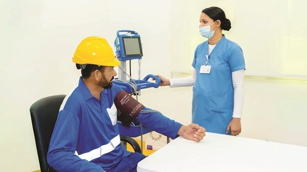 «الموارد البشرية»: 6 حالات لعدم الامتثال لمتطلبات التأمين الصحي للعمالة و«المساعدة»