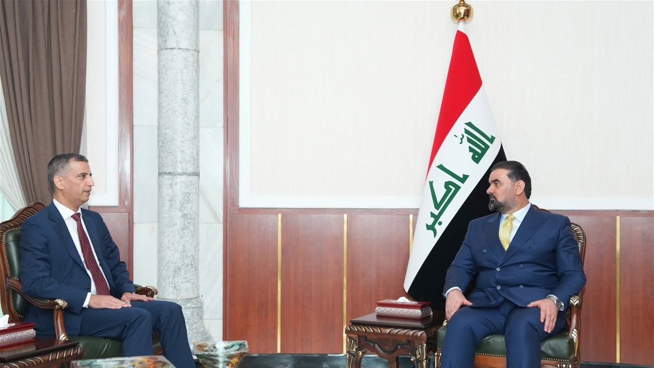 البرلمان يدعم توجهات البنك المركزي لتعزيز الاستقرار النقدي ويتعهد بتشريعات تحقق الأهداف
