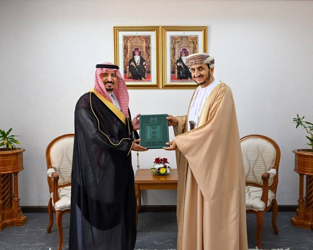 ولي العهد يبعث رسالة خطية إلى سلطان عُمان