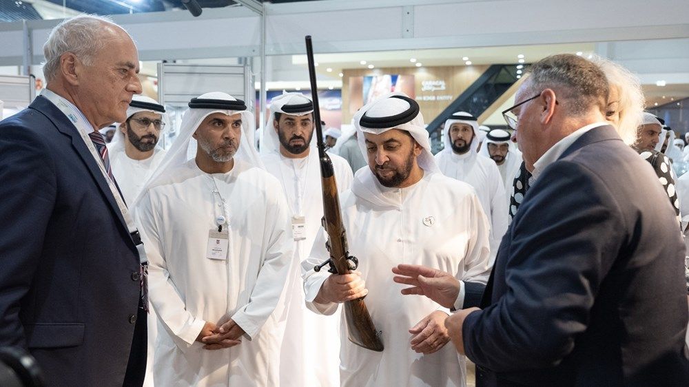 حمدان بن زايد يزور معرض «الصيد والفروسية» ويشيد بدوره في صون التراث وتعزيز الاستدامة