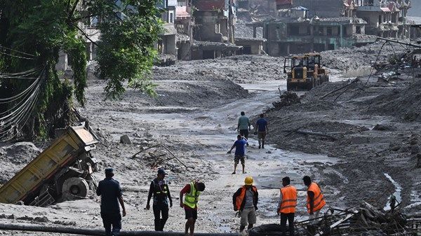 نيبال: 734 قتيلاً جراء الفيضانات.. و261 أجنبياً مفقوداً في الصين