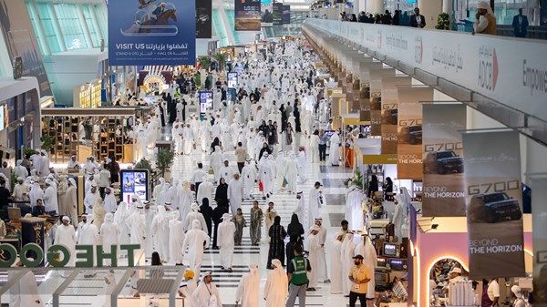 طلبة مدارس أبوظبي يستكشفون الموروث الإماراتي بمعرض أبوظبي للصيد