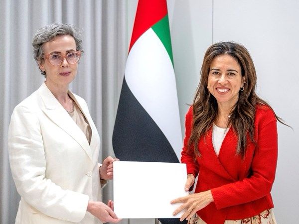 لانا نسيبة تتسلّم نسخة من أوراق اعتماد سفيرة المملكة المتحدة لبريطانيا العظمى وأيرلندا الشمالية