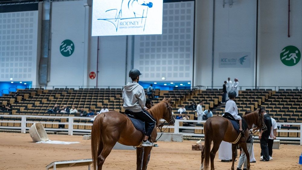 طلبة مدارس أبوظبي يستكشفون الموروث الإماراتي بمعرض أبوظبي للصيد