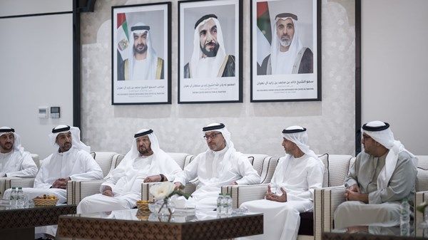 هزاع بن زايد يُقدِّم واجب العزاء في وفاة عائشة راشد الظاهري
