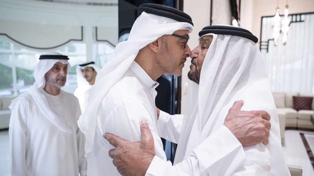 هزاع بن زايد يُقدِّم واجب العزاء في وفاة عائشة راشد الظاهري