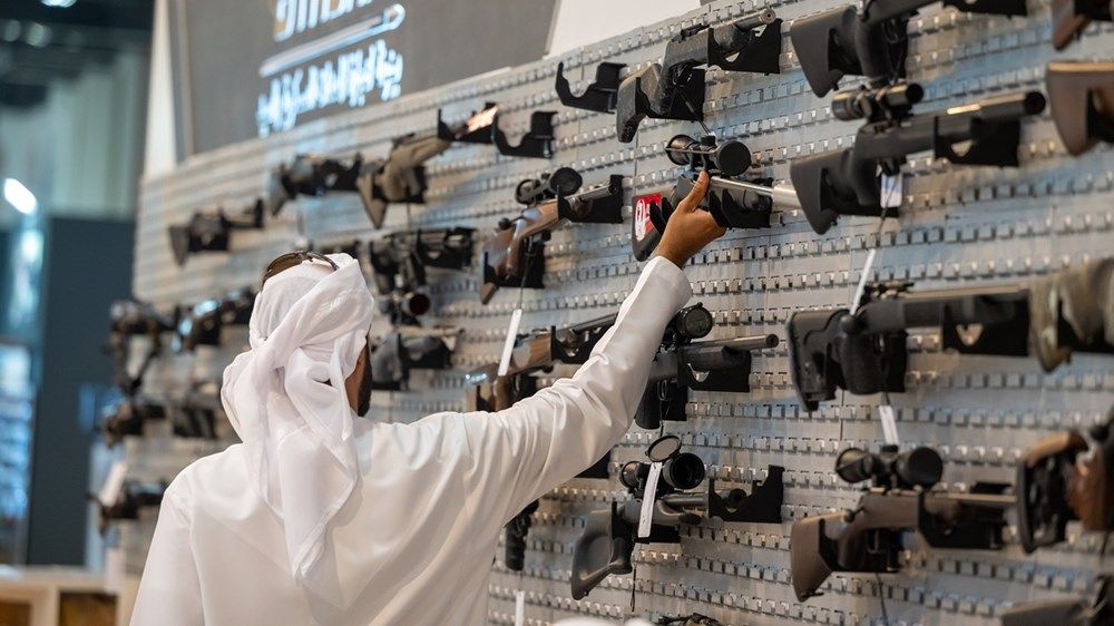 طلبة مدارس أبوظبي يستكشفون الموروث الإماراتي بمعرض أبوظبي للصيد