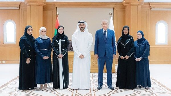 سلطان بن أحمد يستقبل خريجي الدكتوراه المزدوجة في الطب الجزيئي