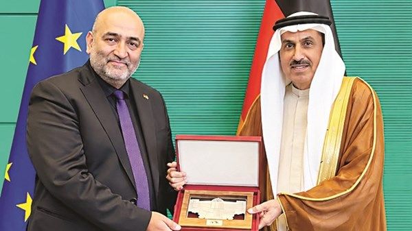 صقر غباش يلتقي نائب رئيس البوندستاغ الألماني ويبحثان تعزيز التعاون البرلماني