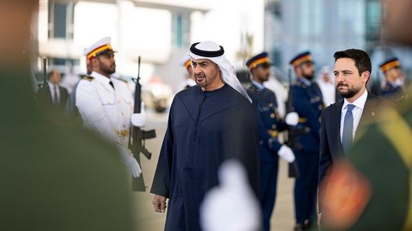 رئيس الدولة في مقدمة مستقبليه.. ملك الأردن يصل إلى الدولة في زيارة أخوية