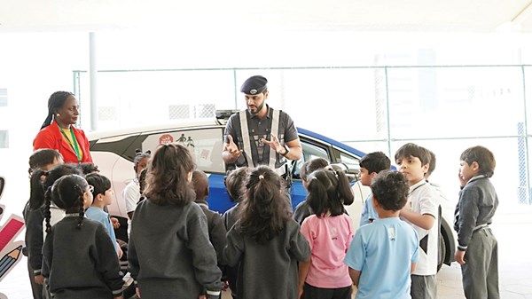شرطة أبوظبي توعي طلبة المدارس مرورياً