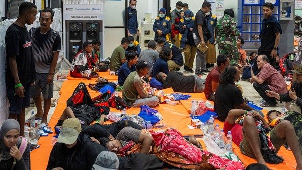 قتلى وعشرات المفقودين بانقلاب عبارة في إندونيسيا