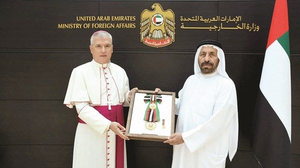 رئيس الدولة يمنح سفير الكرسي الرسولي وسام زايد الثاني من الطبقة الأولى