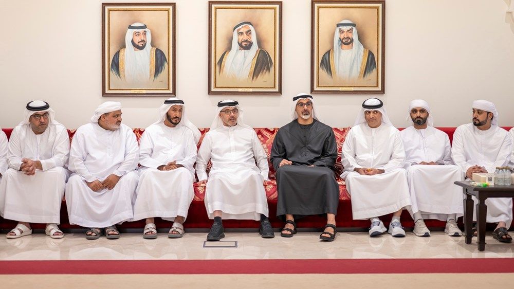 خالد بن محمد بن زايد وهزاع بن زايد يقدمان واجب العزاء لأسرة الشهيد عبدالله شامس المنهالي