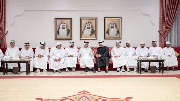 خالد بن محمد بن زايد وهزاع بن زايد يقدمان واجب العزاء لأسرة الشهيد عبدالله شامس المنهالي