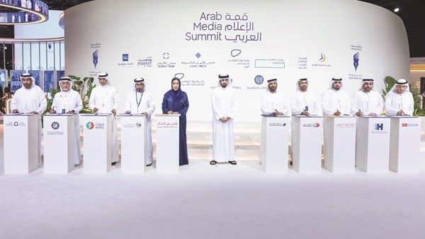 أحمد بن محمد يشهد توقيع مذكرات تفاهم داعمة لقطاع الإعلام وتطوير كوادره الشابة
