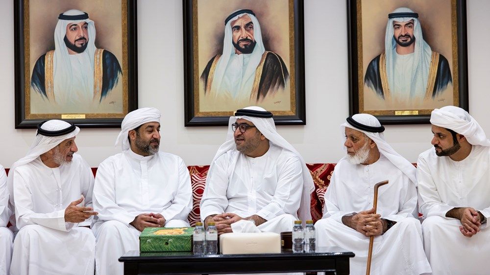 محمد بن حمدان بن زايد يُقدِّم واجب العزاء في وفاة راشد مبارك عبيد الكتبي