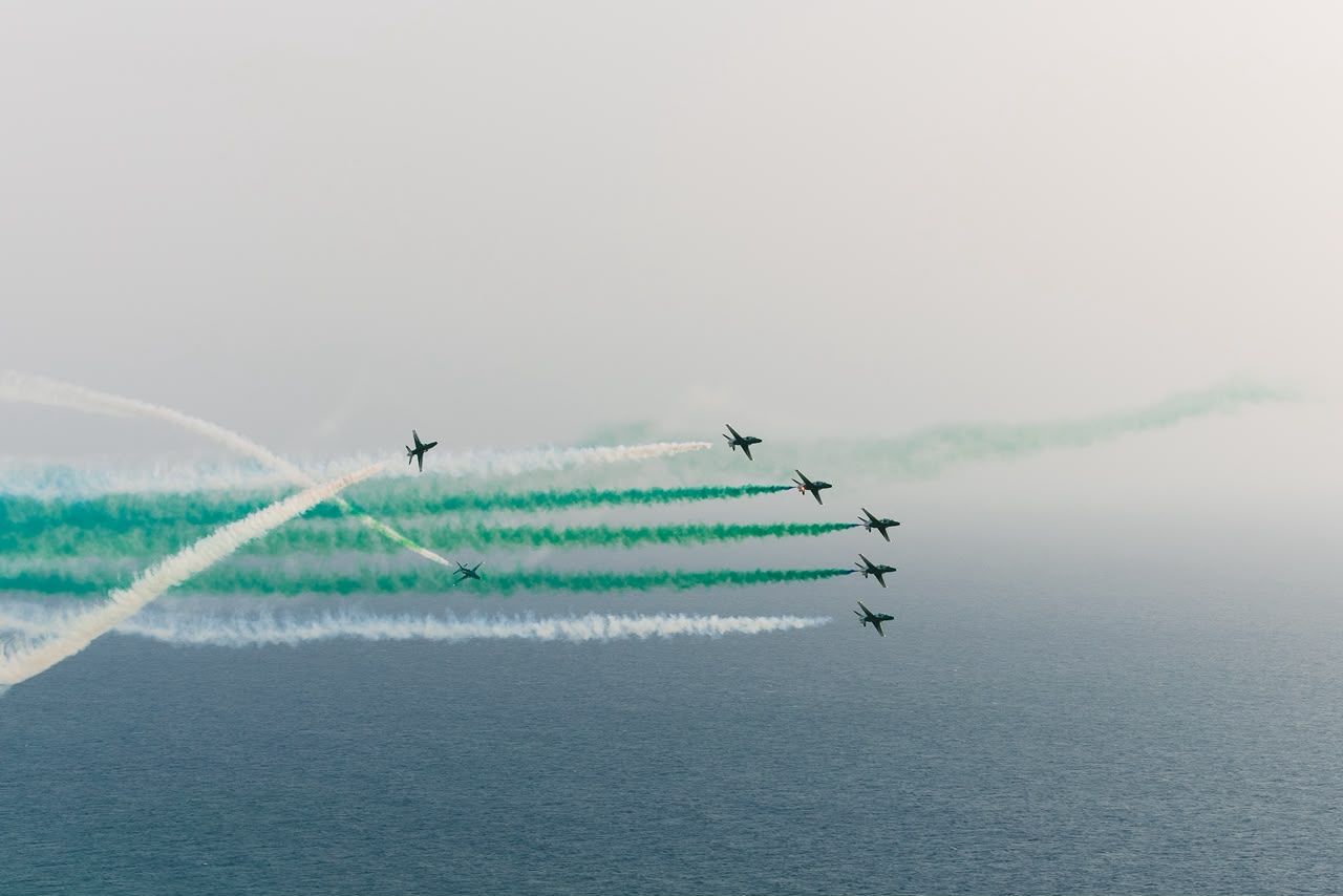 طائرات مقاتلة وتشكيلات بحرية ومسيرات عسكرية ترسم مشهدًا وطنيًا في عدد من مدن المملكة
