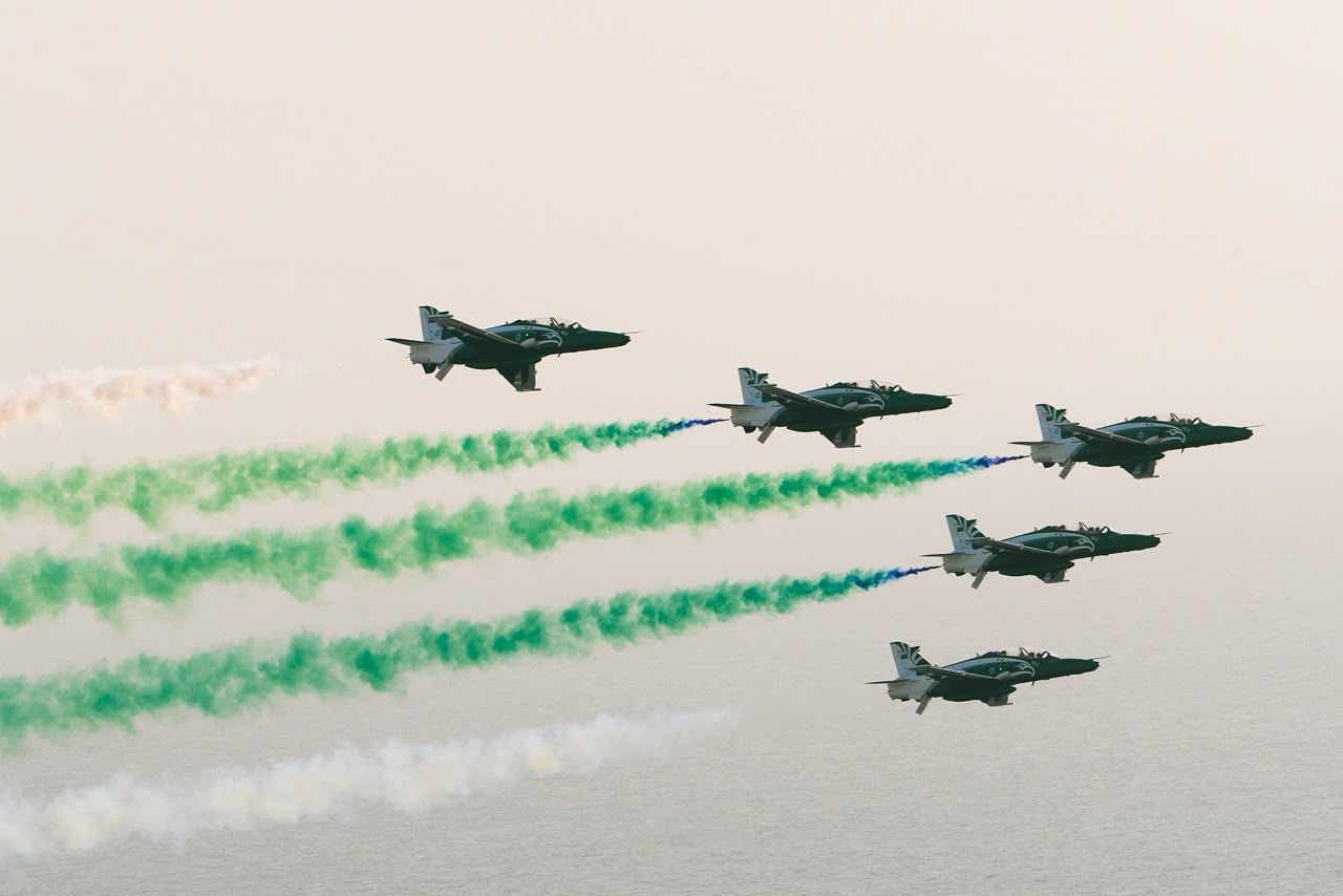 طائرات مقاتلة وتشكيلات بحرية ومسيرات عسكرية ترسم مشهدًا وطنيًا في عدد من مدن المملكة