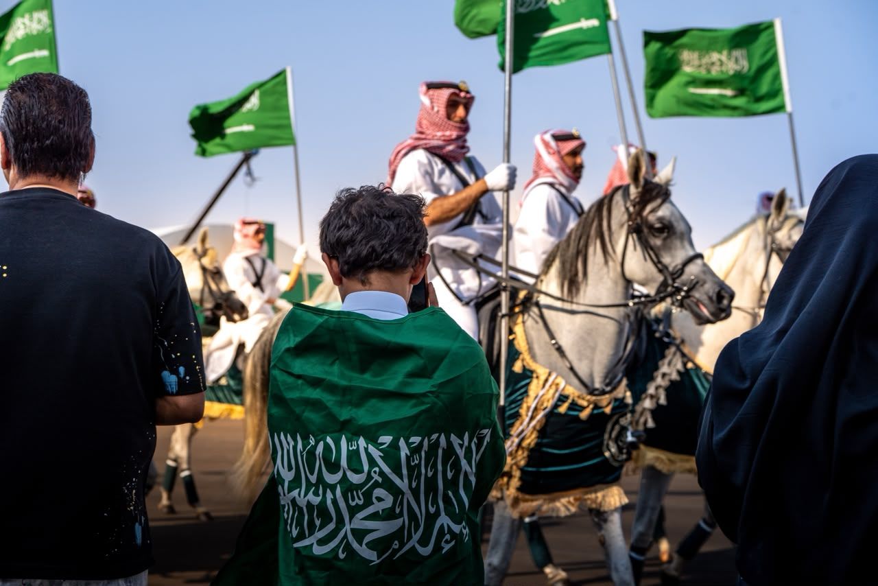 الرياض تحتفل باليوم الوطني السعودي بعروض عسكرية ومناورات جوية وسط حضور جماهيري كبير