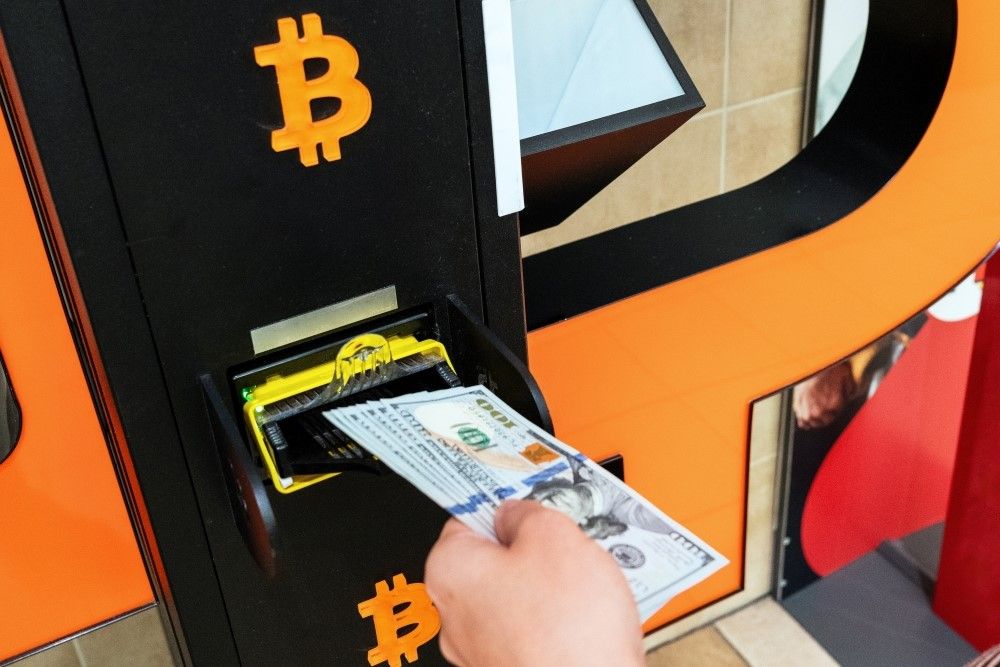 صراف البيتكوين يتحول إلى مصيدة: كيف خسرت امرأة 4900 دولار بمكالمة واحدة؟