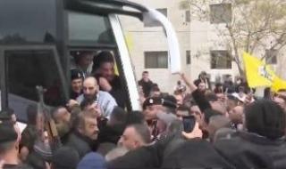 فلسطينيون يستقبلون أسرى محررين من سجون الاحتلال فى الضفة الغربية.. صور