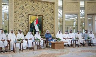 حمدان بن زايد يستقبل عدداً من الشيوخ والمسؤولين والمواطنين في برزة قصر النخيل بأبوظبي