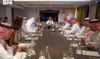 وزير الإعلام يلتقي الوفد الإعلامي المرافق لزيارة ولي العهد إلى فرنسا