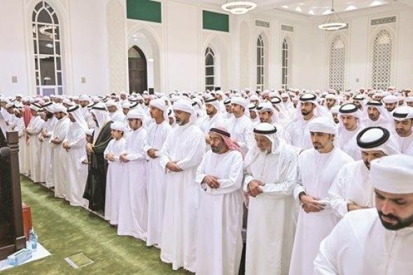 عمار النعيمي يؤدي صلاة الجنازة على جثمان سلطان الكتبي